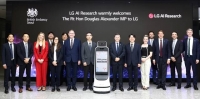  알렉산더 영국 국무상, LG AI연구원 방문…협력 강화 논의