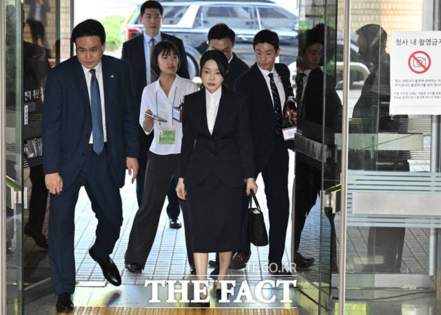 윤석열 전 대통령 부인 김건희 여사가 12일 오전 서울 서초구 서울중앙지법에서 열린 구속 전 피의자 심문(영장실질심사)에 출석하고 있다. 민중기 특별검사팀은 지난 7일 김 여사에 대해 자본시장법 위반, 정치자금법 위반, 특정경제범죄가중처벌등에관한법률 위반(알선수재) 혐의로 법원에 구속영장을 청구했다. 2025.08.12. 사진공동취재단