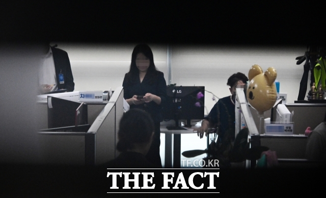 이춘석 의원의 차명 주식 거래를 수사하고 있는 서울경찰청 금융범죄수사대가 지난 8월11일 서울 여의도 국회 의원회관에서 이 의원의 사무실을 압수수색한 가운데 계좌 주인 차 모 보좌관의 명패가 보이고 있다./남윤호 기자