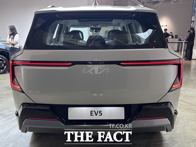 더 기아 EV5의 후면부. 수평과 수직으로 뻗은 리어콤비 램프와 넓은 테일게이트가 SUV 특유의 강인함을 강조한다. /황지향 기자