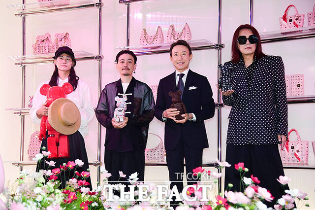 2일 서울 강남구 청담동 MCM 하우스에서 열린 베어브릭 인 MCM 원더월드(BE@RBRICK in MCM Wonderland) 전시에서 참여 작가들이 베어브릭 작품을 들어 보이고 있다. 왼쪽부터 노부키 히즈메 작가, 켄 야시키 작가, 이사오 우에하라 인덴야 대표, 타츠히코 아카시 메디콤토이 CEO. /MCM