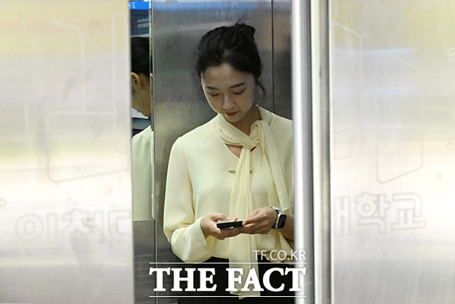 인천대학교 교수로 임용된 유승민 전 의원의 딸 유담 씨가 2일 오전 인천 연수구 인천대학교에서 강의를 하고 있다. /인천=남용희·박헌우 기자