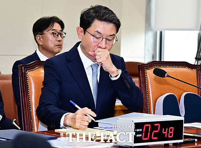 인사청문회 시작을 기다리는 이억원 금융위원장 후보자.