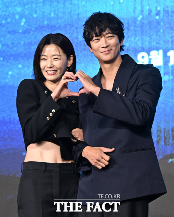 배우 전지현(왼쪽)과 강동원이 2일 서울 광화문 포시즌스 호텔 서울에서 열린 디즈니+ 새 오리지널 시리즈 북극성의 제작발표회에 참석해 포즈를 취하고 있다. /이새롬 기자