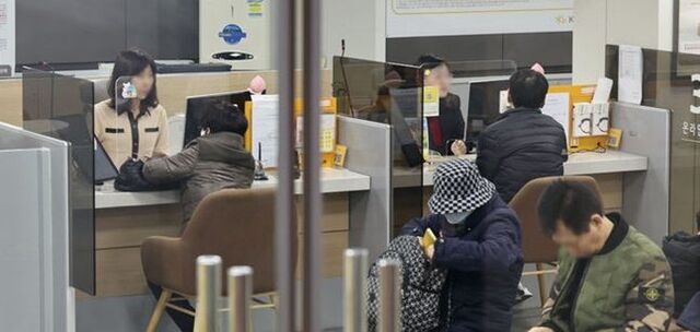 예금자보호 한도가 기존 5000만원에서 1억원으로 높아졌다. 고령층 금융소비자의 고금리 예적금 가입이 어려워질 것이란 우려가 나온다. /뉴시스