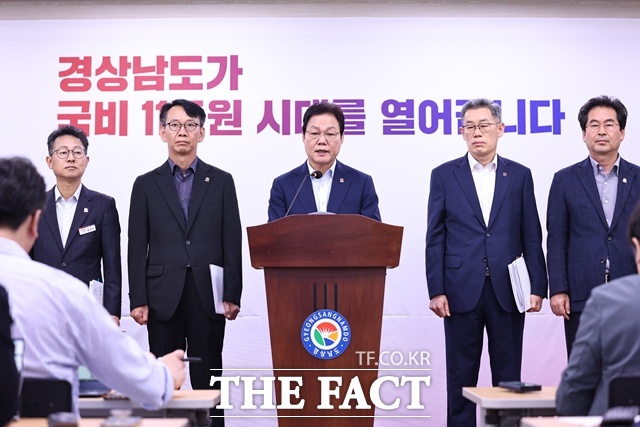박완수 경남도지사가 2일 도청 프레스센터에서 2026년 정부예산안의 경남도 국비 반영 관련 브리핑을 하고 있다./경남도