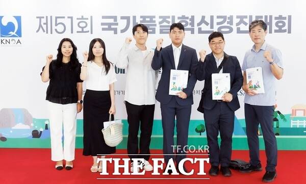 대전교통공사는 8월 28일, 제주국제컨벤션센터에서 진행된 제51회 국가품질혁신경진대회에서 대통령상 동상을 수상했다. 사진은 대회에 참여한 대전교통공사 품질분임조 학습동아리 DT비전 모습. 왼쪽에서 4번째∙5번째가 발표자인 디지털정보팀 김요한 대리와 박영현 팀장./대전교통공사