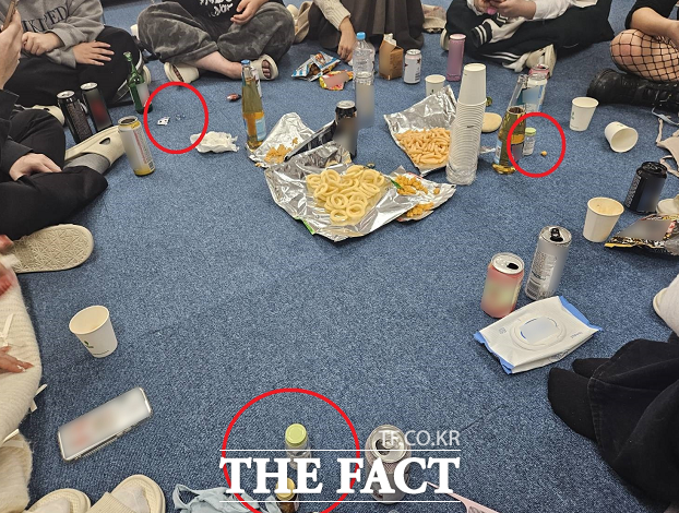 오프라인 모임에서 마약성 의약품의 환각 효과를 극대화하기 위해 술에 섞어 복용하는 모습. /부산세관