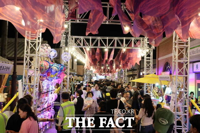 ‘2025 강경 국가유산 야행’이 지난달 30일까지 이틀간 강경 근대문화거리에서 열린 가눙데 3만 3000여 명의 시민과 관광객이 찾으면서 성황을 이뤘다. /논산시