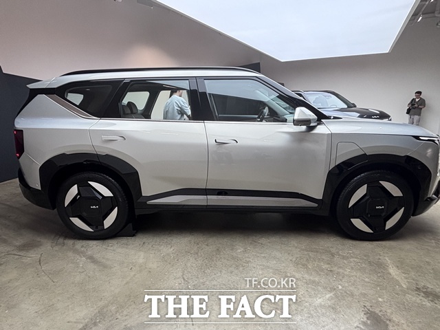 더 기아 EV5 측면. 박시(Boxy)한 실루엣과 굵직한 캐릭터 라인이 정통 SUV의 비율을 보여준다. /황지향 기자