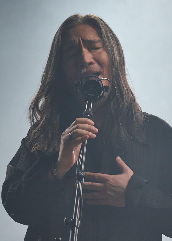 임재범이 데뷔 40주년을 맞아 정규 8집에 수록할 곡 중 니가 오는 시간과 인사 오는 17일 먼저 공개한다. /블루씨엔터