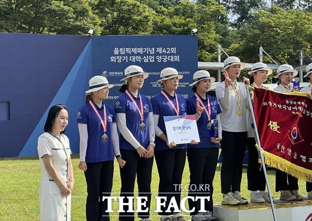 국립순천대학교 양궁팀이 제42회 전국대학·실업양궁대회에서 메달을 획득하고 기념사진을 찍고 있다./국순천대학교