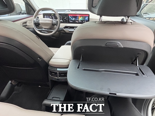 EV5 2열에 적용된 시트백 테이블. 간단한 식사나 노트북 사용 등 다양한 활용이 가능하다. /황지향 기자