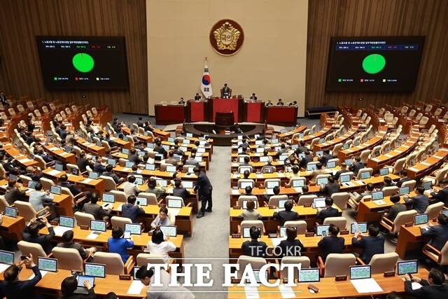 지난 24일 오전 서울 여의도 국회에서 열린 제428회 국회(임시회) 제2차 본회의에서 노동조합 및 노동관계조정법 일부개정법률안(대안)이 통과되고 있다. /뉴시스