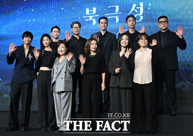 배우 강동원과 전지현, 오정세, 유재명, 박해준, 주종혁, 허명행·김희원 감독, 이상희, 이미숙, 김해숙(왼쪽부터 시계방향)이 2일 서울 광화문 포시즌스 호텔 서울에서 열린 디즈니+ 새 오리지널 시리즈 북극성의 제작발표회에 참석해 포즈를 취하고 있다. /이새롬 기자