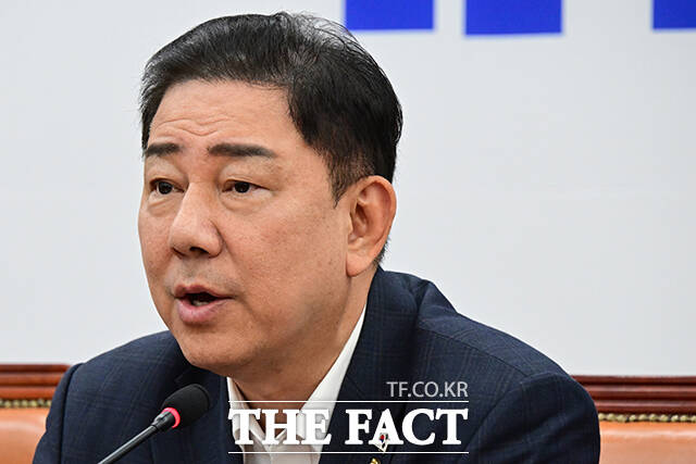 김병기 더불어민주당 원내대표(사진)가 2일 검찰청 폐지를 담은 정부조직법 개정안을 이달 내 처리하겠다고 못 박았다. /남윤호 기자