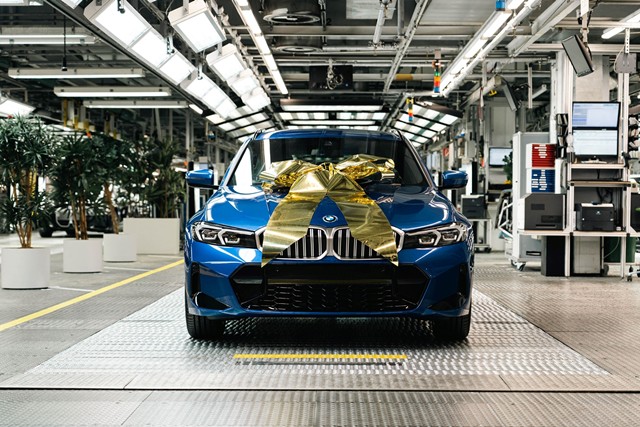 BMW그룹은 지난달 27일 독일 뮌헨 공장에서 BMW 3시리즈 PHEV 차량을 고객에게 인도하며 300만대 판매 기록을 세웠다고 2일 밝혔다. /BMW그룹