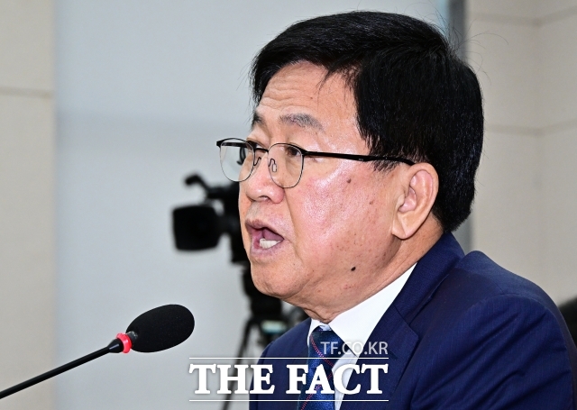 최교진 사회부총리 겸 교육부 장관 후보자가 2일 오전 서울 여의도 국회 교육위원회에서 열린 인사청문회에 참석해 질의에 답변을 하고 있다. /배정한 기자