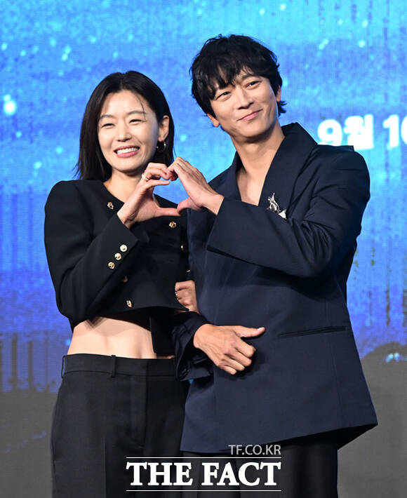 배우 전지현(왼쪽)과 강동원이 디즈니+ 새 오리지널 시리즈 북극성으로 첩보 멜로 호흡을 맞춘다. /이새롬 기자