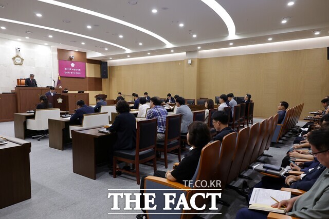 김경제 서천군의회 의장이 제333회 임시회를 진행하고 있다. /서천군의회