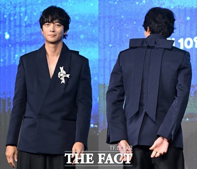 배우 강동원이 2일 서울 광화문 포시즌스 호텔 서울에서 열린 디즈니+ 새 오리지널 시리즈 북극성의 제작발표회에 참석해 포즈를 취하고 있다. /이새롬 기자