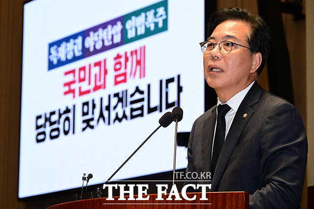 송언석 국민의힘 원내대표가 2일 조은석 특검의 추경호 전 국민의힘 원내대표 자택 압수수색에 대해 불법적인 압수수색을 당장 중단하라며 강하게 반발했다. /국회=남윤호 기자