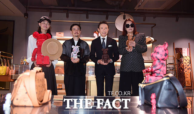 2일 서울 강남구 청담동 MCM 하우스에서 열린 베어브릭 인 MCM 원더월드(BE@RBRICK in MCM Wonderland) 전시에서 참여 작가들이 베어브릭 작품을 들어 보이고 있다. 왼쪽부터 노부키 히즈메 작가, 켄 야시키 작가, 이사오 우에하라 인덴야 대표, 타츠히코 아카시 메디콤토이 CEO. /MCM