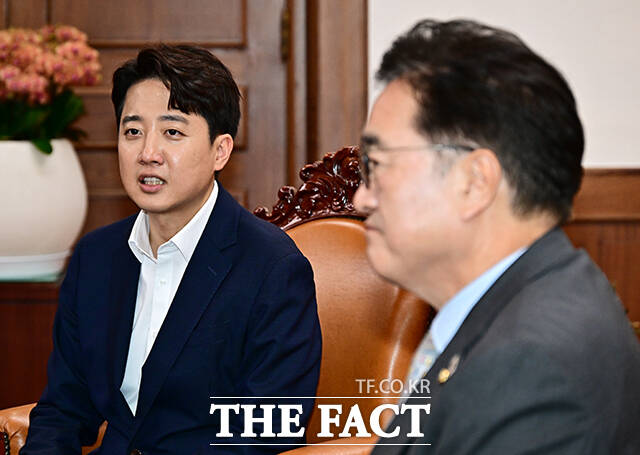 이준석 개혁신당 대표가 일각에서 제기되는 보수 진영 신당 창당 가능성에 회의적인 반응을 보였다. 사진은 지난달 19일 우원식 국회의장을 예방한 이 대표의 모습. /배정한 기자