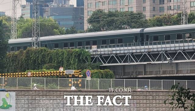 김정은 북한 국무위원장이 탑승한 것으로 추정되는 열차가 2일 오후 중국 베이징역 인근에 진입하고 있다. 김 위원장은 오는 3일 중국 전승절 80주년 기념행사에 참석해 집권 후 첫 다자외교 무대에 선다. 북중러 정상의 66년만 결집이기도 하다. /베이징=뉴시스