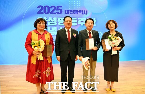 2일 열린 2025년 양성평등주간 기념행사에서 대전광역시시설관리공단 이사장이 여성의 사회 참여 확대 및 권익 증진에 기여한 공로를 인정받아 감사패를 수상하고 있다./대전시설관리공단