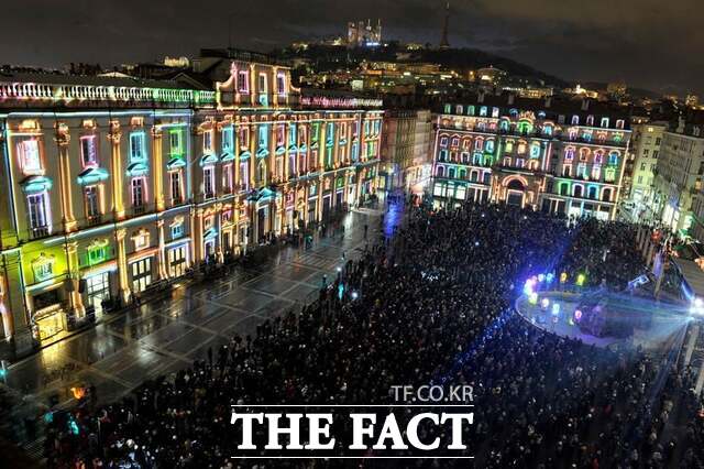 2021년 12월 프랑스 리옹 빛 축제에 참가한 시민들이 리옹시청과 현대아트뮤지엄 건물 외벽을 수놓은 미디어 파사드를 즐기고 있다. /리옹 관광청