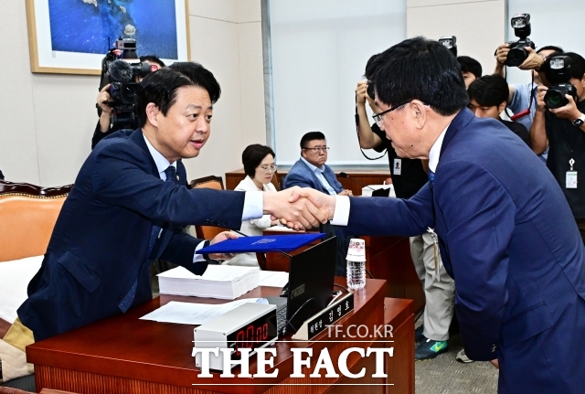 최교진 부총리 겸 교육부 장관 후보자가 2일 오전 서울 여의도 국회 교육위원회에서 열린 인사청문회에 참석해 선서를 마친 뒤 김영호 교육위원장에게 선서문을 제출하고 있다. /배정한 기자