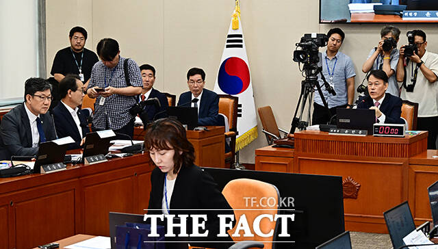 발언하는 윤한홍 정무위원장(오른쪽).