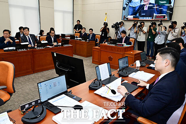 정회 선언하는 윤한홍 정무위원장.