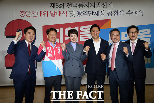 2022년 5월 6일 당시 이준석 국민의힘 상임선대위원장, 김진태 강원도지사 후보, 김은혜 경기도지사 후보, 오세훈 서울특별시장 후보, 유정복 인천광역시장 후보, 권성동 공동선대위원장(왼쪽부터)이 기념사진을 찍고 있다./남윤호 기자
