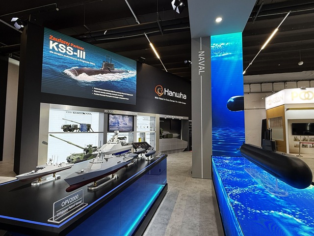 2일부터 5일까지(현지시간) 폴란드 키엘체에서 열리는 국제 방위산업 전시회(MSPO 2025)에 참가한 한화 부스에 다연장 천무 등 다양한 제품이 전시돼 있다. /한화에어로스페이스