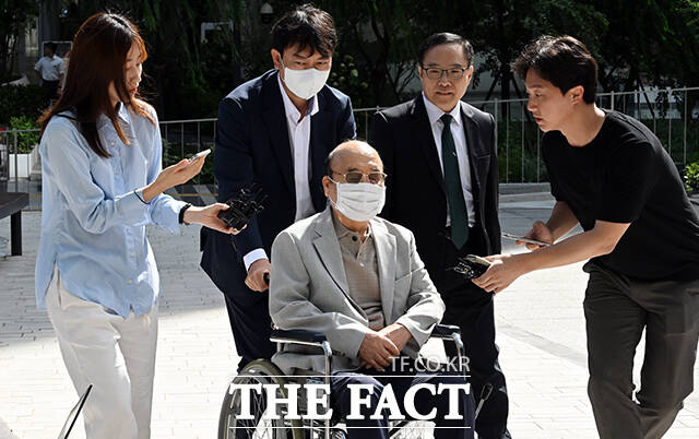 매관매직 의혹을 받고 있는 이봉관 서희건설 회장이 2일 오전 서울 종로구 KT광화문빌딩 웨스트에 마련된 김건희특검 사무실로 출석하고 있다. /임영무 기자