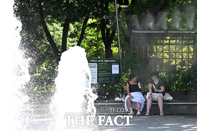 수요일인 3일은 전국이 대체로 무덥고 남부지방을 중심으로 소나기가 내리는 곳이 있겠다. 비가 오지 않아 재난 사태가 선포된 강릉 지역은 이날도 가뭄이 이어지겠다./서예원 기자