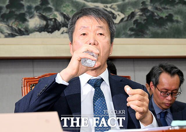 채상병 사고 외압 의혹을 수사하는 이명현 특별검사팀이 박진 전 국가인권위원회 사무총장을 참고인 신분으로 불러 조사하고 있다. 김용원 국가인권위원회 상임위원이 지난 1월 서울 여의도 국회에서 열린 운영위원회 전체회의에 자리해 있다./배정한 기자