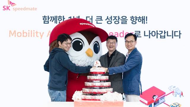 최성환 SK네트웍스 사업총괄 사장(왼쪽부터), 이호정 SK네트웍스 대표이사 사장, 안무인 SK스피드메이트 대표가 지난 1일 서울 종로구 삼일빌딩 본사에서 열린 SK스피드메이트 출범 1주년 기념식에 참석해 케이크를 자르고 있다. /SK스피드메이트