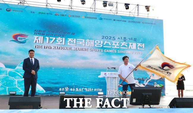 2일 거북섬에서 열린 제17회 전국해양스포츠제전 폐회식에서 임병택 시흥시장(오른쪽)이 대회기를 휘날리는 퍼포먼스를 하고 있다./시흥시