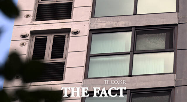 내란 사건을 수사하는 조은석 특별검사팀이 2일 국회 의결 방해 의혹을 받는 추경호 국민의힘 전 원내대표의 서울 도곡동 자택 압수수색을 하는 가운데, 추 전 원내대표의 자택이 블라인드에 가려져 있다.