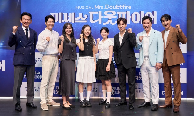 배우 황정민 김다현 린아 김태희 설가은 정상훈 정성화 이지훈(왼쪽부터)이 출연하는 뮤지컬 미세스 다웃파이어는 오는 27일부터 12월 7일까지 샤롯데씨어터에서 공연된다. /샘컴퍼니