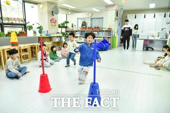 경기 김포시의 한 야간연장 어린이집에서 아이들이 즐거운 시간을 보내고 있다./김포시