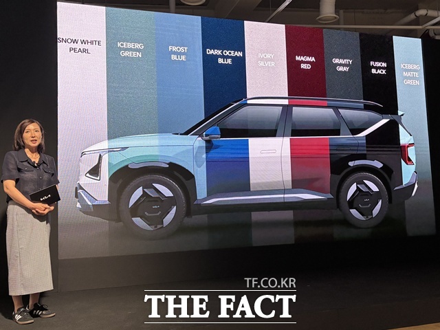 이승아 기아넥스트 CMF팀 책임이 EV5의 외장 색상 옵션을 소개하고 있다. EV5는 유광 8종, 무광 1종 등 총 9가지 외장 색상으로 운영된다. /황지향 기자