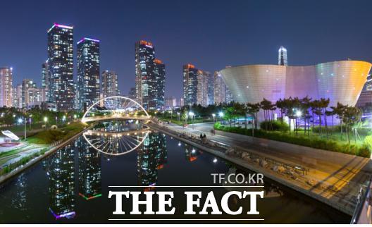 2022년 문화체육관광부와 한국관광공사가 주관한 ‘야간관광 특화도시 조성 공모사업’ 최종 사업지로 선정된 인천의 송도센트럴파크 야경이 도시 경관을 밝히고 있다. /인천시