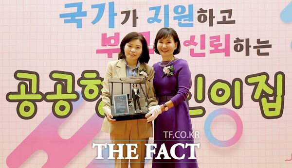 이금선 대전시의회 의원(교육위원장, 국민의힘, 유성구4, 사진 왼쪽)이 1일 공공형 어린이집 보육환경 개선에 기여한 공로로 감사패를 받았다. /의원실