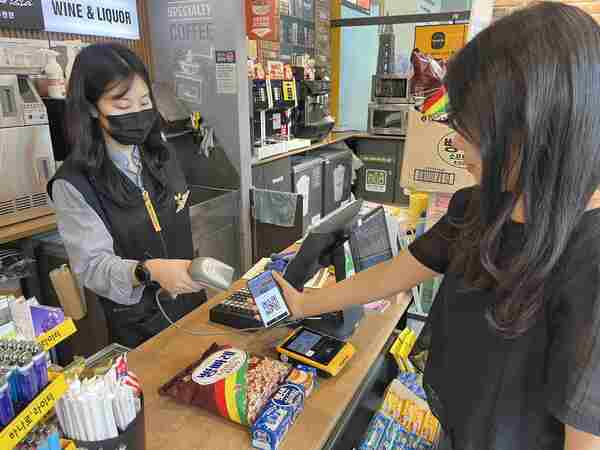 이마트24가 QR코드를 스캔하면 결제, 포인트 적립 등 다양한 기능을 한 번에 사용할 수 있는 간편결제 서비스를 오픈했다. /이마트24