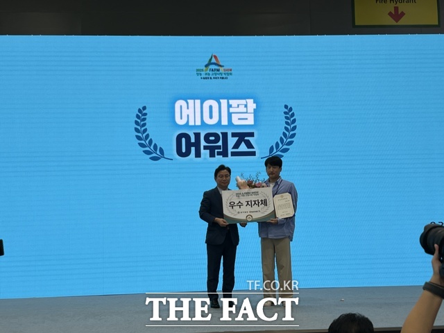 영광군이 2025 창농·귀농 고향사랑 박람회에 참가해 우수 지자체상을 수상하고 있다./영광군