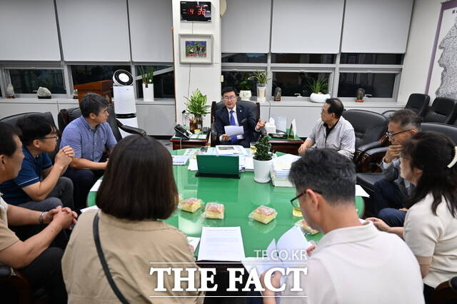 지난 1일 완주군의회 유의식 의장이 완주군 마을공동체협의회 관계자들과 마을공동체 활성화를 위한 해결 방안 등을 모색하는 시간을 가졌다. /완주군의회
